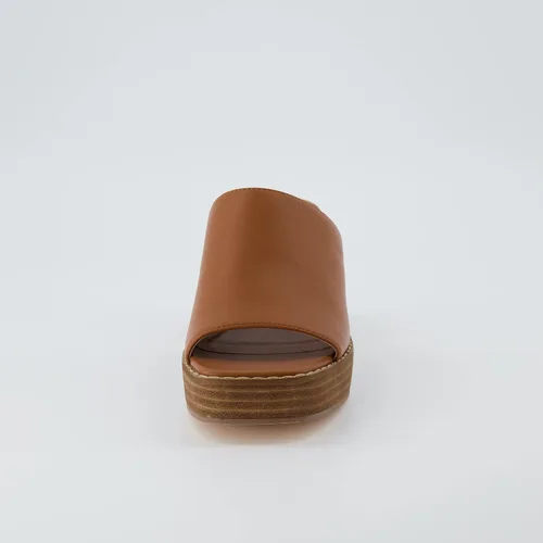 Vista 3 de CUSHIONAIRE Sandalia Keeper suave de una banda de tacón + espuma viscoelástica, anchos disponibles, whisky 11 W, whisky