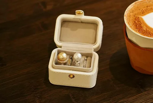 Vista 4 de neopai Joyero pequeño de viaje para 4 anillos, anillo de viaje para mujeres y hombres, caja de almacenamiento de anillos multiranura (blanco)