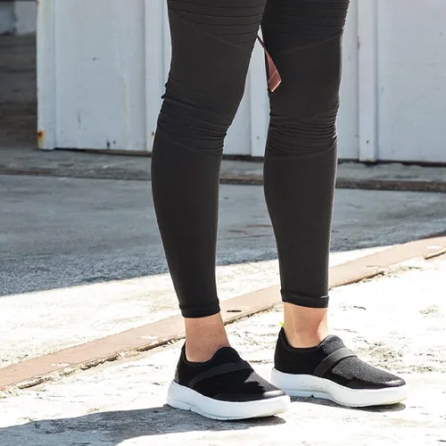 Vista 4 de OOFOS OOmg - Zapatos bajos para mujer, calzado de recuperación ligero, reduce el estrés en los pies, las articulaciones y la espalda, lavable a