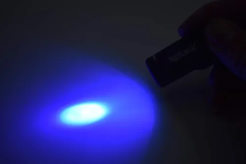Vista 3 de DirectGlow - Linterna LED USB UV con luz negra, recargable, portátil, para identificación de pasaporte, detección de moneda, campamento (1, negro)
