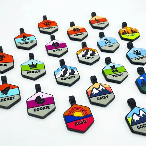 Vista 2 de Placa de identificación silenciosa personalizada con 5 líneas de identificación de mascotas de silicona duradera y grabada profundamente, diseño