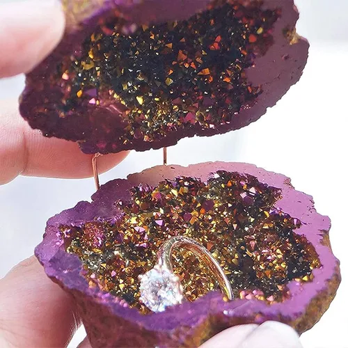 Vista 4 de ZXYWW Crystal Geode, caja redonda para anillos de cuarzo con geoda de ágata, organizador de joyas para mujeres y niñas, recuerdo de boda, arco iris