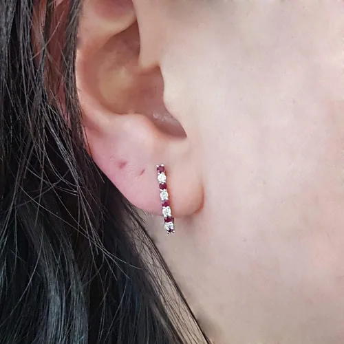 Vista 2 de Dazzlingrock Collection - Pendientes de aro con forma de J de oro de 10 quilates y diamantes blancos