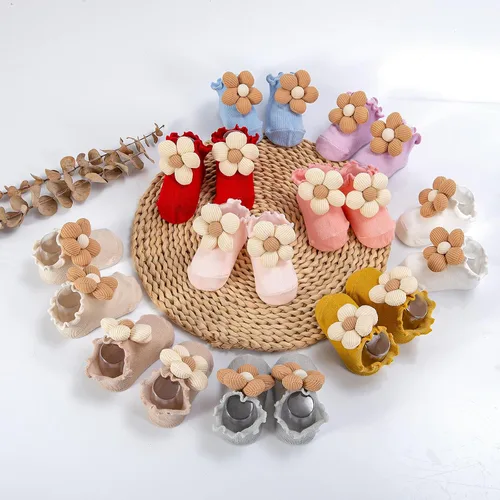 Vista 7 de Juego de 10 pares de calcetines para bebé con agarres antideslizantes, diseño de flores 3D grandes y ribete con volantes, conjunto de regalo