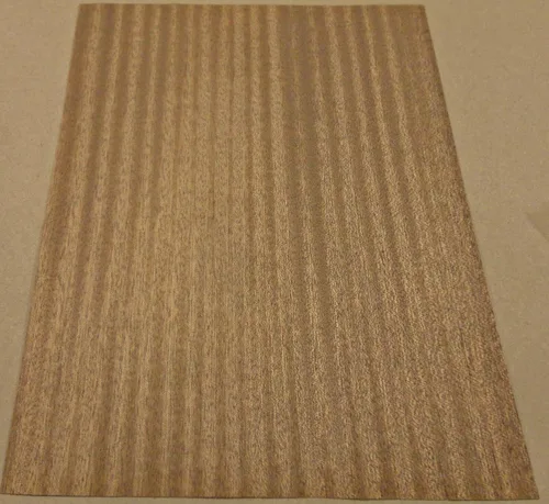 Vista 2 de Cinta Sapele Chapa de madera de caoba 12" x 12" con respaldo fenólico 1/20" HPL