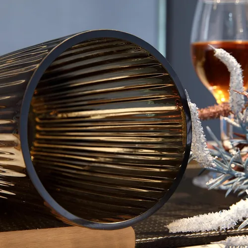 Vista 2 de Florero cilíndrico pequeño de cristal marrón acanalado para decoración de centros de mesa de comedor de granja