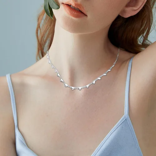 Vista 2 de Gargantilla de corazón para mujer Bonitos collares para adolescentes y niñas, elegante collar con colgante de corazón de oroplata con acabado mate