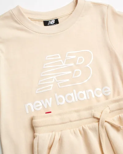 Vista 2 de New Balance Conjunto de pantalones cortos para niña, camiseta de manga corta de 2 piezas y pantalones cortos de rizo francés (7-16), Crema