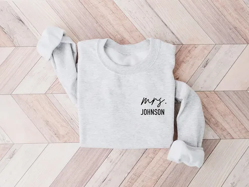 Vista 3 de Mrs Sweatshirt - Custom Mrs Sweatshirt - New Mrs - Honeymoon Pajamas - Wedding Gift - Engagement Gift - Fiancee Gift