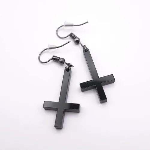 Vista 6 de Pendientes acrílicos negros con cruz cristiana invertida. Aretes colgantes hipoalergénicos ligeros., Acrílico, No es una piedra preciosa