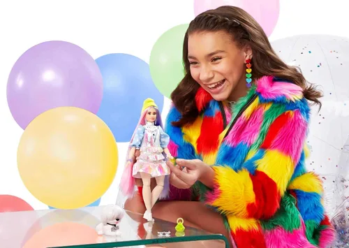 Vista 2 de Muñeca Barbie Extra y accesorios con aspecto brillante, cabello de fantasía rosa y morado y gorro de neón con cachorro mascota Blanco