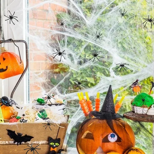 Vista 4 de BAINFE 100 arañas de plástico realistas de Halloween, arañas falsas negras, pequeños juguetes de araña para broma casa embrujada, suministros