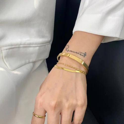 Vista 5 de Caenyo Pulseras de oro para mujer, chapadas en oro de 14 quilates, pulseras de espiga cubanas en capas, pulsera ajustable de cadena de perlas