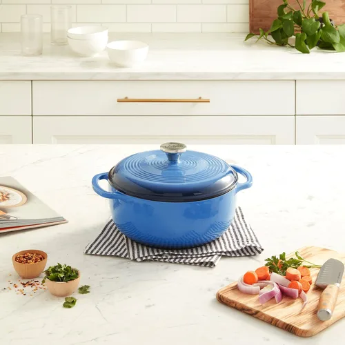 Vista 10 de Lodge Horno holandés de hierro fundido esmaltado de 4.5 cuartos de galón con tapa, asas dobles, apto para horno hasta 500° F o en la estufa, uso