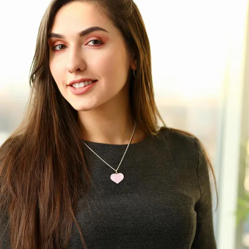 Vista 2 de GAVU Collar con colgante de corazón de cristal de cuarzo rosa para mujer, chapado en oro de 18 quilates