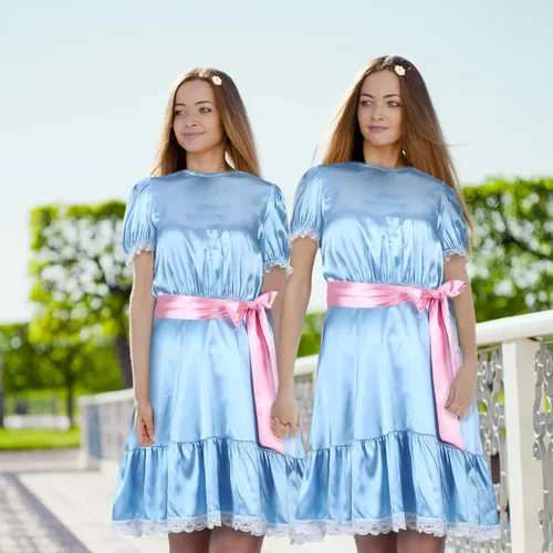 Vista 6 de 6 piezas de disfraz de Halloween para adultos, vestido Kawaii azul transparente, medias altas hasta la rodilla, pinzas para el cabello de flores