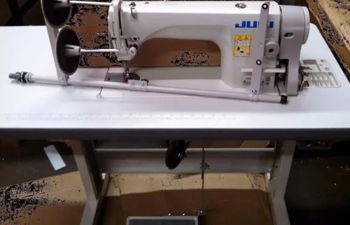 Vista 4 de Máquina de coser de puntada recta industrial Juki DDL-8700-H, mesa K.D & Servo Motor para bricolaje