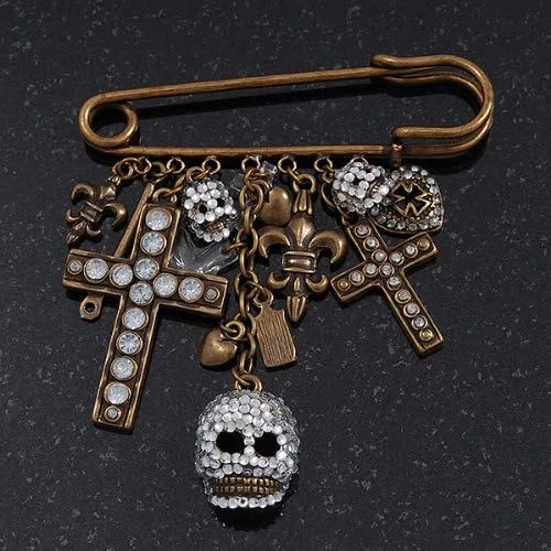 Vista 8 de Broche de seguridad con dije de cruces, corazones y calaveras en metal con acabado de bronce -, Latón, Sin gemas.