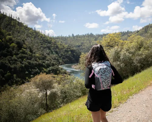 Vista 3 de High Sierra Hydrahike 2.0 Mochila de hidratación con bolsa de agua de 2L para correr, senderismo, campamento o ciclismo