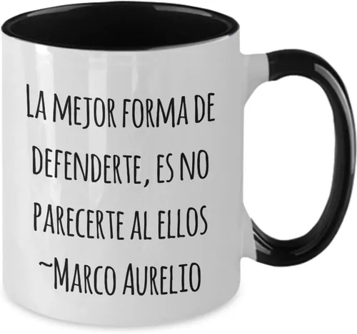 Vista 2 de Taza de café de dos tonos con cita Marcus Aurelius: La mejor forma de defenderte, es no parecerte al ellos ~ Marco. -Negro 11oz