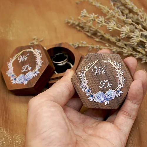 Vista 3 de LUUX Caja de anillo de boda de compromiso de madera de nogal personalizada. Caja de anillo impresa personalizada para ceremonia de boda, caja