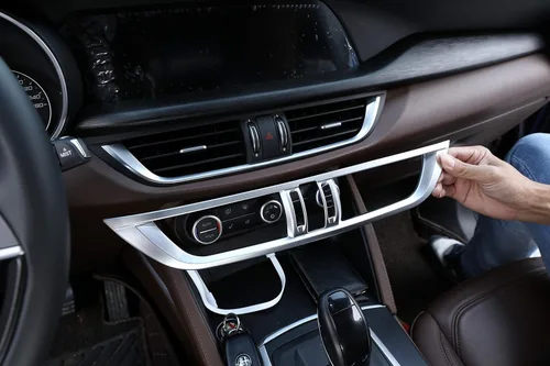 Vista 4 de YIWANG ABS cromado mate centro consola AC Outlet marco embellecedor accesorios para Alfa Romeo Stelvio 2017 Car-styling