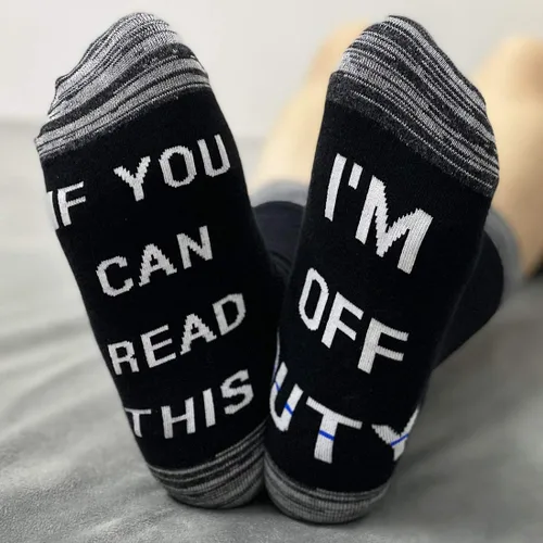 Vista 4 de JXGZSO 2 pares de calcetines de regalo de policía que pueden leer esto, estoy fuera de servicio, línea azul fina, regalo de broma para policía