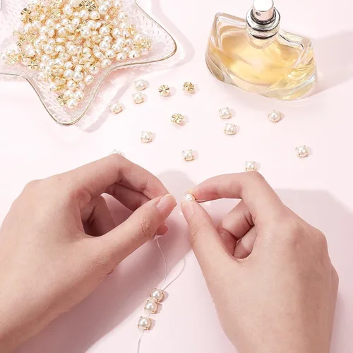 Vista 5 de GORGECRAFT 200 cuentas de perlas para coser, dos agujeros, perlas y diamantes de imitación con garra dorada, parte trasera plana, perlas