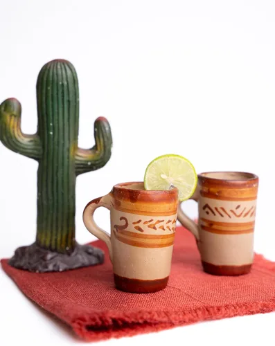 Vista 2 de Vasos de chupito de tequila - Juego de 4 vasos de chupito mexicanos de terracota - 2 Oz - Arcilla natural - Barro Canelo (mango)
