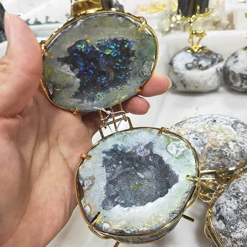 Vista 4 de Watch Boxes Crystal Geode - Caja de anillo irregular, 100 % natural de ágata de cristal, soporte de anillo de cuarzo recubierto de titanio