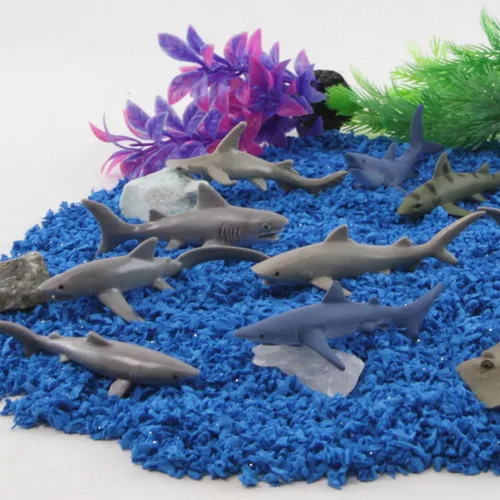 Vista 2 de Safari Ltd. Sharks TOOB - 11 mini figuras pintadas a mano incluyendo gran tiburón ballena, tiburón tigre, martillo, Mako y más - Figuras de juguete
