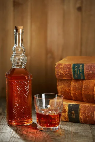 Vista 4 de BULK PARADISE Botella de vidrio decorativa transparente grande con boquilla y corcho, 32 onzas, 1 botella - Diseño: COGNAC (3 x 11.9 pulgadas)