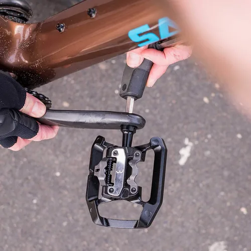 Vista 3 de BBB Pedales de doble función para bicicleta de carretera con tacos SPD y plano 9/16 "jaula de aluminio duradera tensión ajustable para MTB E-MTB