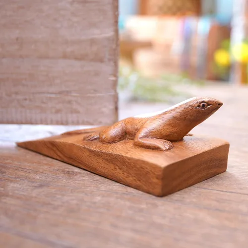 Vista 6 de NOVICA Tope de puerta de lagarto de madera de Suar tallado a mano marrón, 'Handy Gecko In Brown