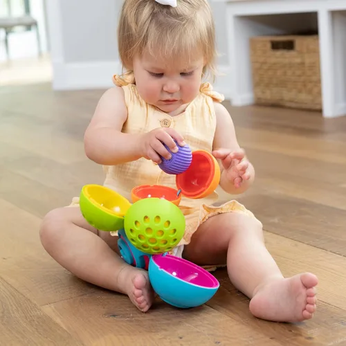 Vista 4 de Fat Brain Toys OombeeBall - Rompecabezas sensorial de anidación para bebés y niños pequeños