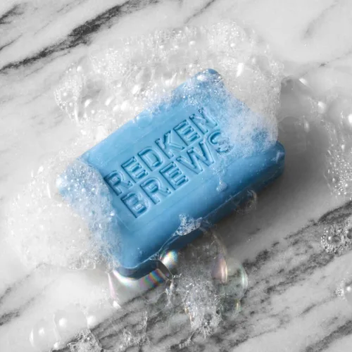 Vista 5 de Redken Brews Barra de limpieza para hombre, jabón multiusos para rostro y cuerpo para todo tipo de piel de hombre, hidratante y desodorizante