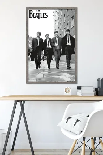 Vista 6 de Trends International The Beatles - Póster de pared "En Londres", 22.375 x 34 pulgadas, versión con marco de madera de granero