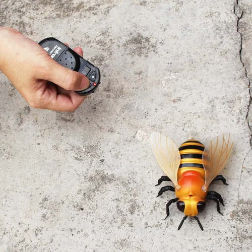 Vista 3 de Tipmant Realista RC Honey Bee Toys IR Control Remoto Abeja Insecto Vehículo Eléctrico Animal para Gato Perro Niños Regalos de Cumpleaños