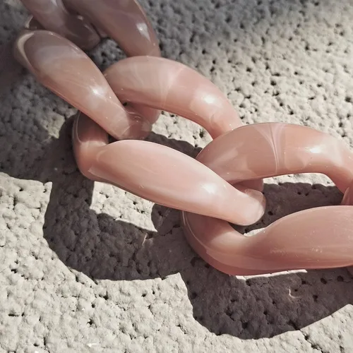 Vista 4 de Collar de cadena de eslabones acrílicos de moda para mujer