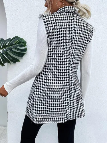 Vista 2 de WDIRARA Chaqueta larga con estampado de pata de gallo para mujer, sin mangas, con solapa, ribete sin procesar, con botones en la parte delantera