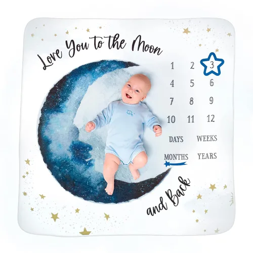 Vista 4 de Lillian Rose Manta con texto en inglés «To The Moon and Back», color azul oscuro