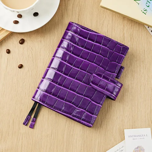 Vista 4 de Funda de planificador A6 para Hobonichi Original, Stalogy y Midori MD Planners, con cremallera y bolsillo trasero grande, piel de cocodrilo (morado)