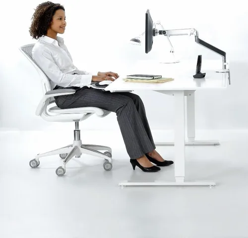 Vista 2 de Humanscale M2 M2CW1S Brazo articulado ajustable para monitor de computadora, abrazadera de dos piezas con base, aluminio pulido con ribete blanco