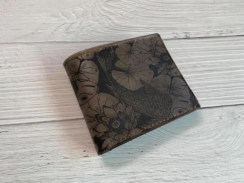 Vista 2 de Unik4art - Cartera Koi Fish de cuero genuino hecha a mano para hombre, regalo personalizado para hombre, regalo japonés de aniversario para él - 1P