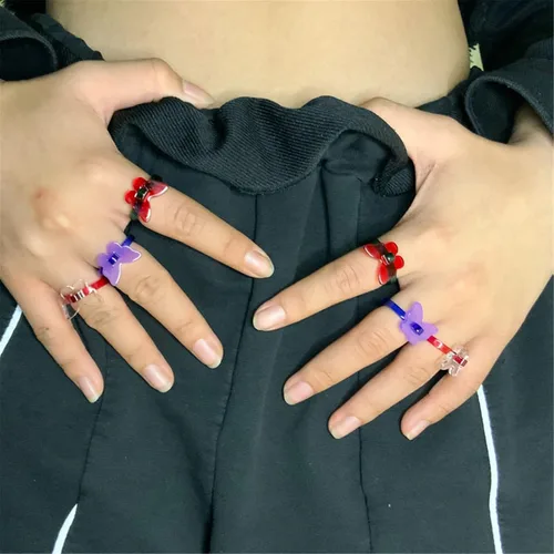 Vista 2 de Dreuyet Juego de 6 anillos de mariposa de acrílico coloridos para niños para niñas mujeres adolescentes anillos apilables transparentes bohemios