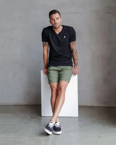 Vista 4 de INTO THE AM Camisetas prémium con cuello en V para hombre, camisetas ajustadas modernas S - 2XL