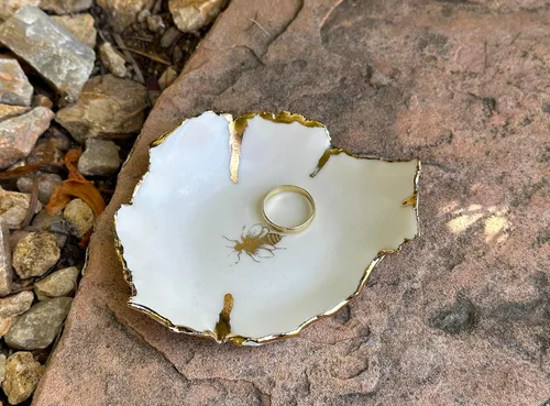 Vista 2 de Plato de anillo blanco y dorado de abeja reina, platos de joyería hechos a mano, regalo único para ella, mujeres, mamá, esposa, hermana, hija