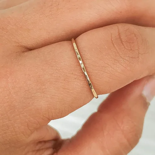 Vista 6 de Ellie J Maui Anillo martillado, anillos apilables delgados de 0.039 pulgadas (0.039 in), anillos minimalistas para mujeres, anillos rellenos de oro