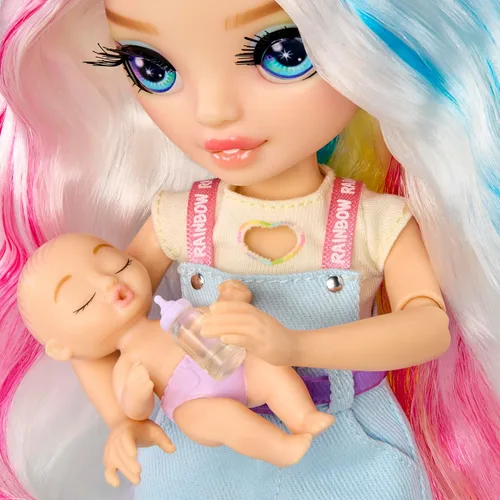 Vista 4 de Rainbow High Jr. High Bestie Babysitters - Amaya Raine, muñeca de moda de 9 pulgadas