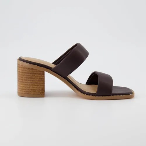 Vista 4 de CUSHIONAIRE Sandalia Clever de tacón de bloque de dos bandas para mujer + espuma viscoelástica, anchos disponibles